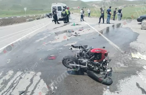 Բախվել են Երևան-Գյումրի երթուղու Mercedes Sprinter-ն ու մոտոցիկլետը, կան վիրավորներ